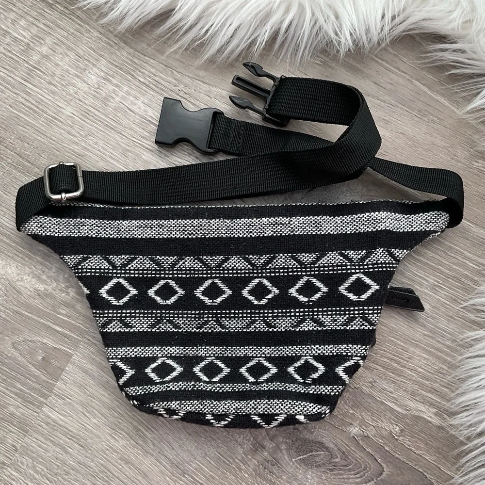🖤 FOREVER 21 Vintage Black & White Belt Bag
